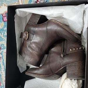 Kenneth Cole brown heeled booties 7.5